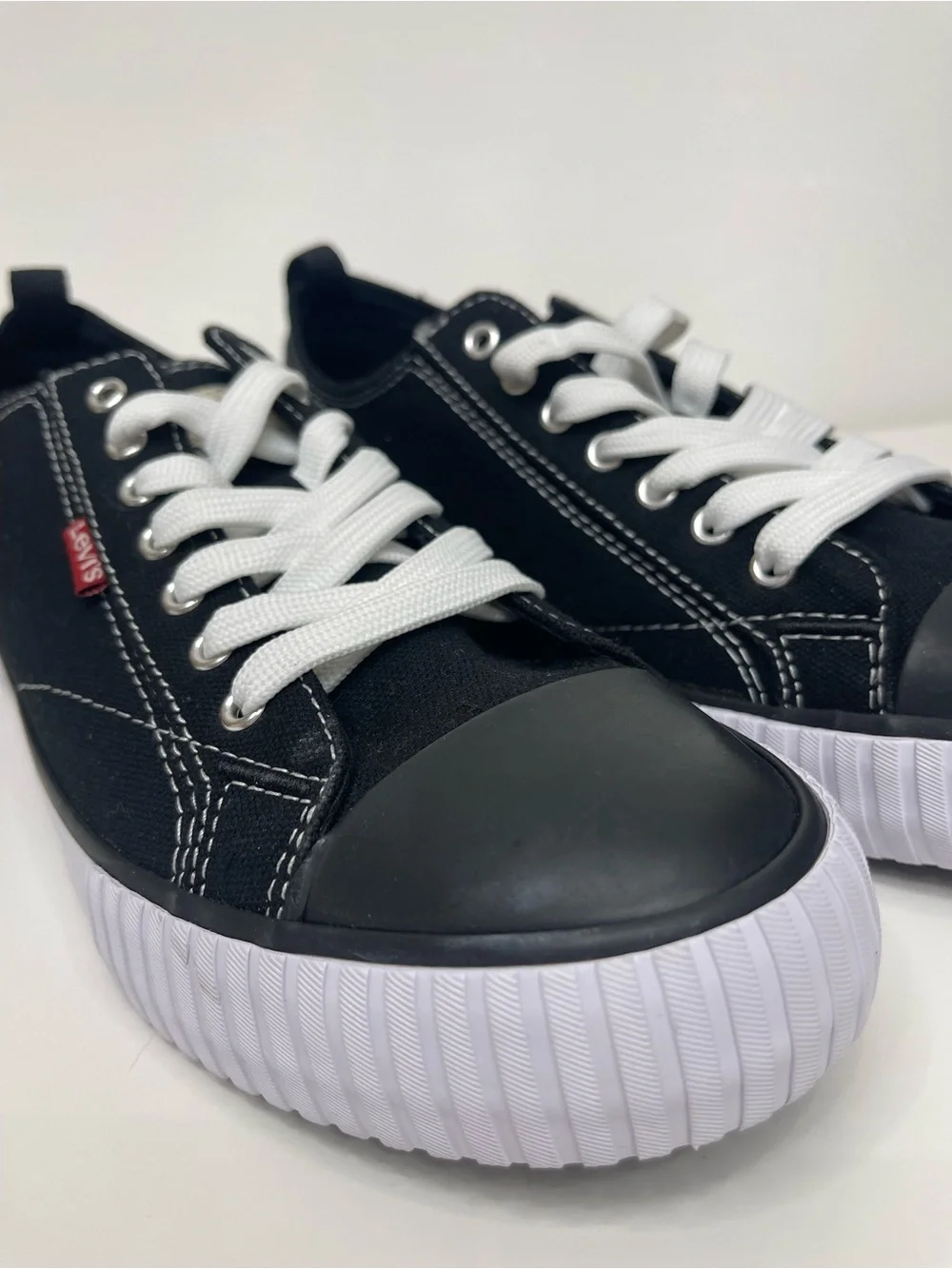 Brand NEW Levi’s Low Top Black Canvas Skate Shoes Men’s 9.5
